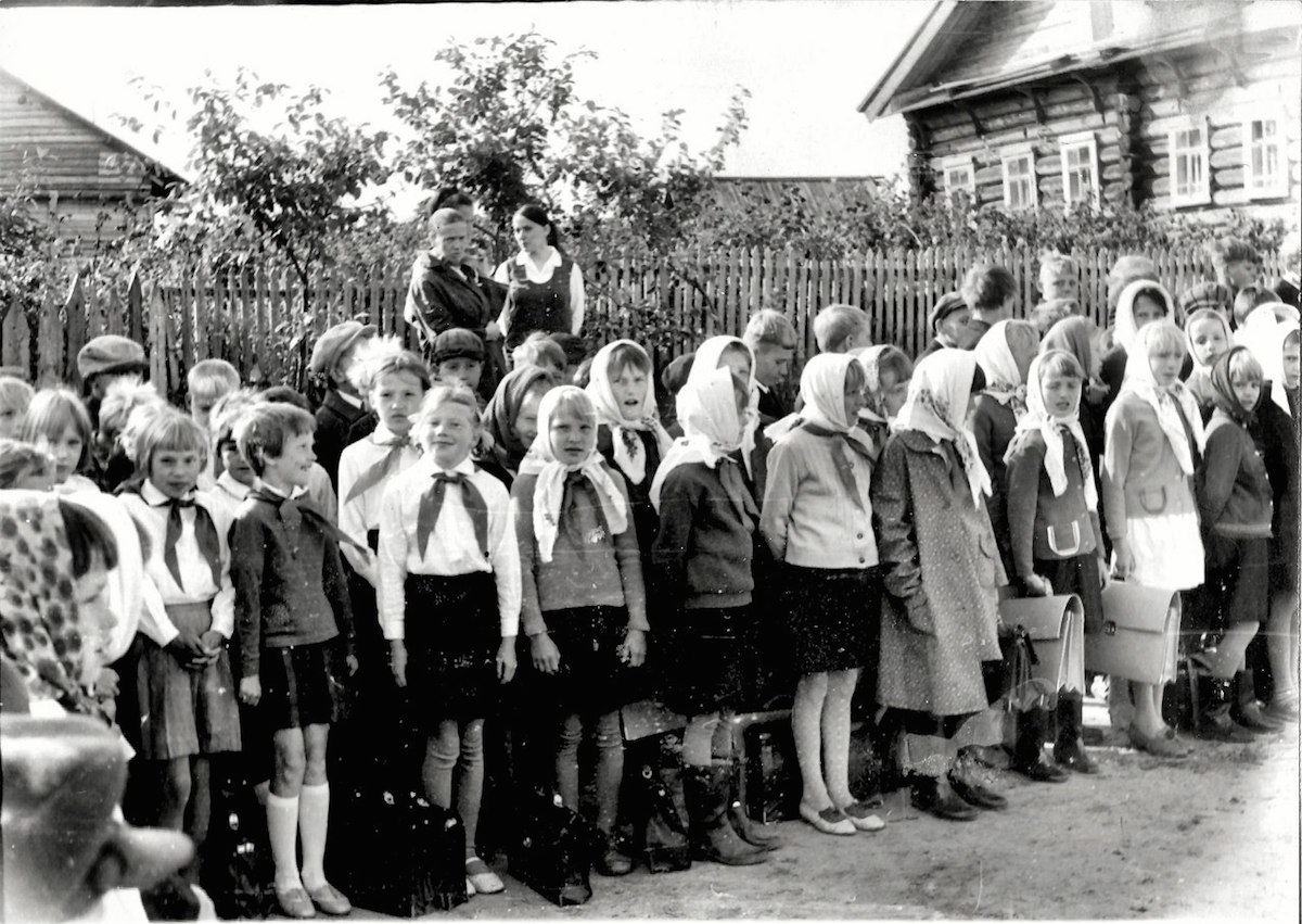 На черно белых фото дети школьная пора